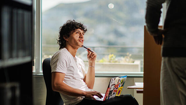 students studies in the library