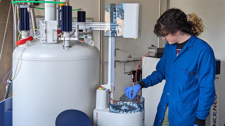 justin samford uses the 500MHz NMR instrument in chemistry class