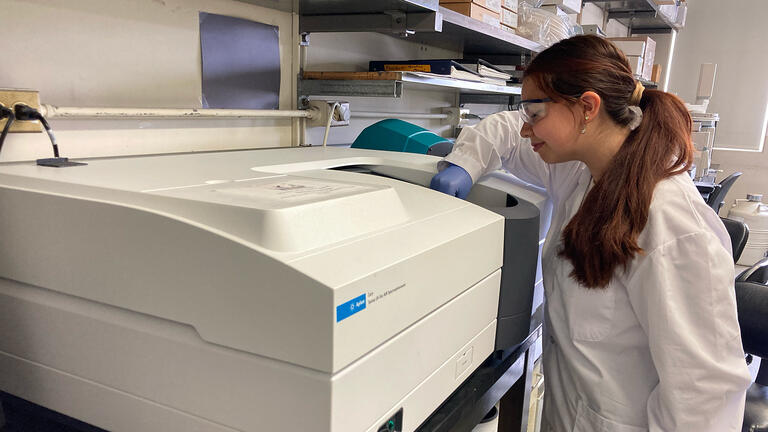 nadia gonzalez uses spectrophotometer in chemistry class