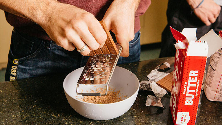 Cookie Bros club grating chocolate