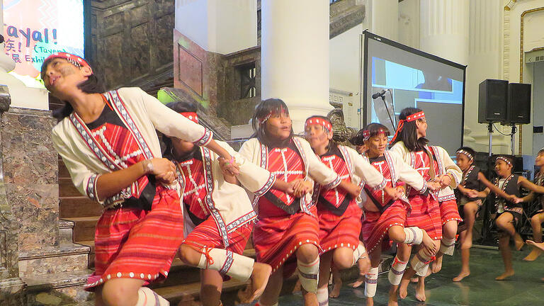 Counseling psychology Professor Christine Yeh and her Atayal students at the National Taiwan Museum