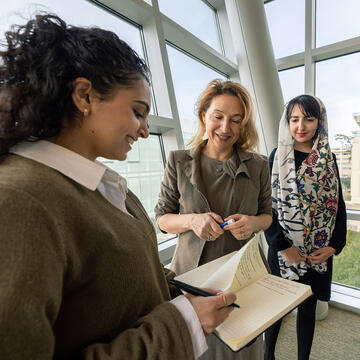 faculty works with students in class