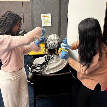 Ariana Zhao ’25 and Jade Fakuade ’26 engage in hands-on EEG research