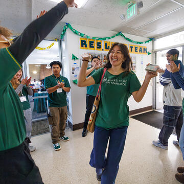 students cheering on new freshman as they move into their dorms