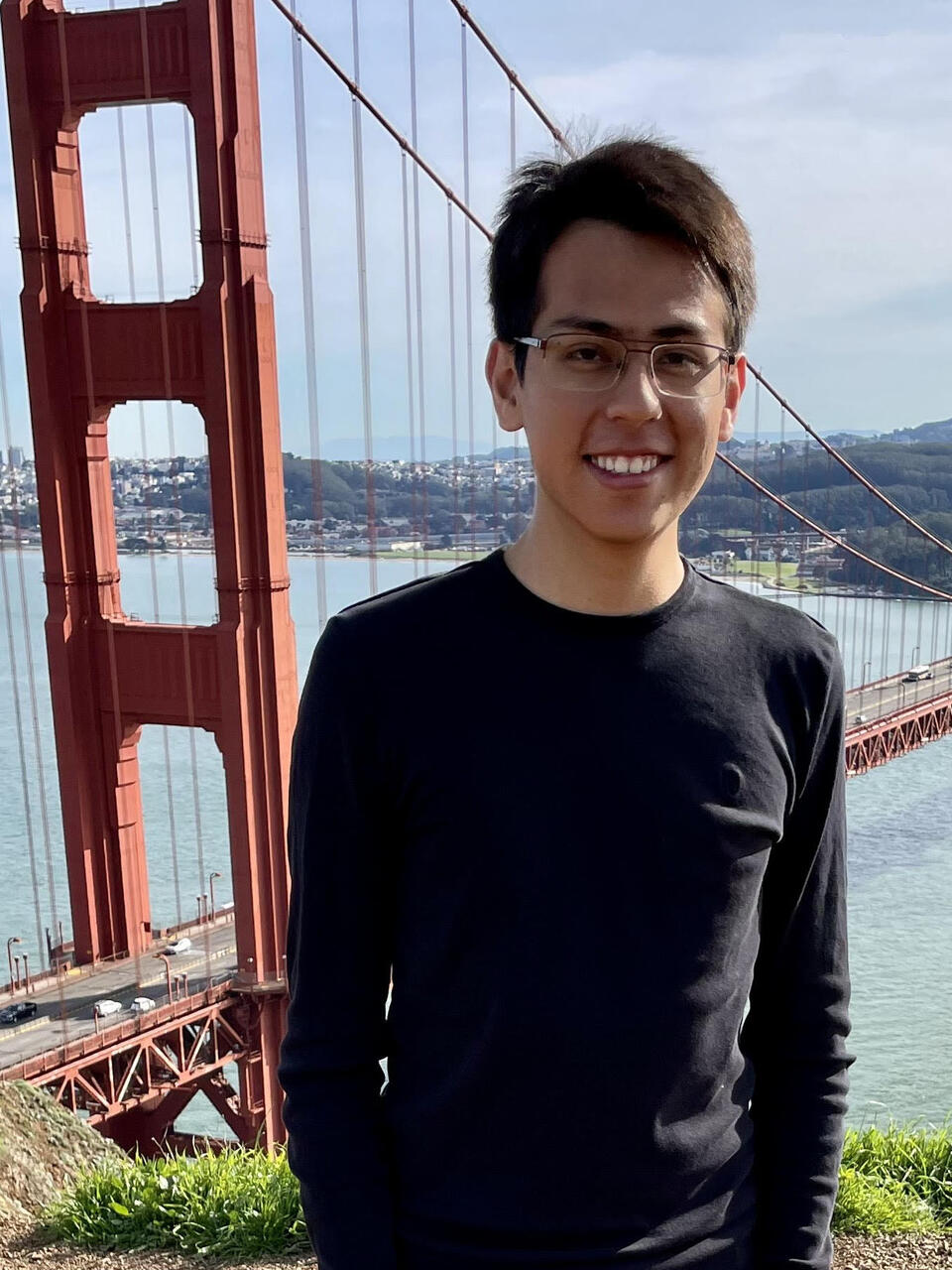 alumni José Carlos Inchausti Reyes in front of the golden gate bridge